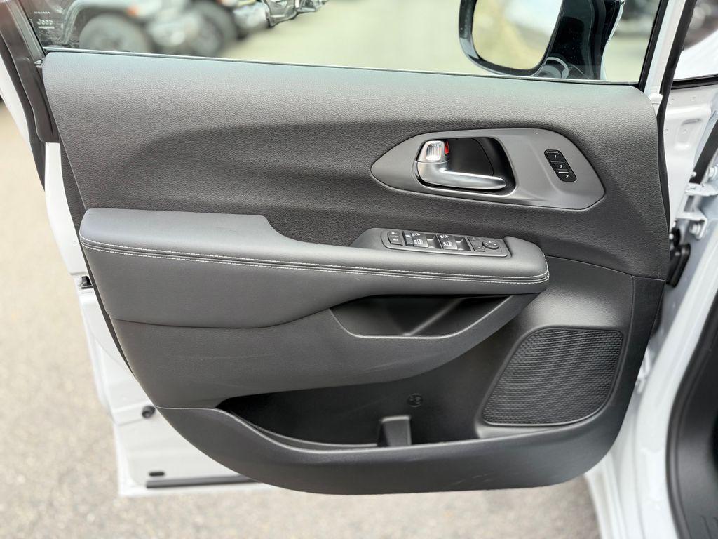 2026 Chrysler Pacifica Select - Photo 18