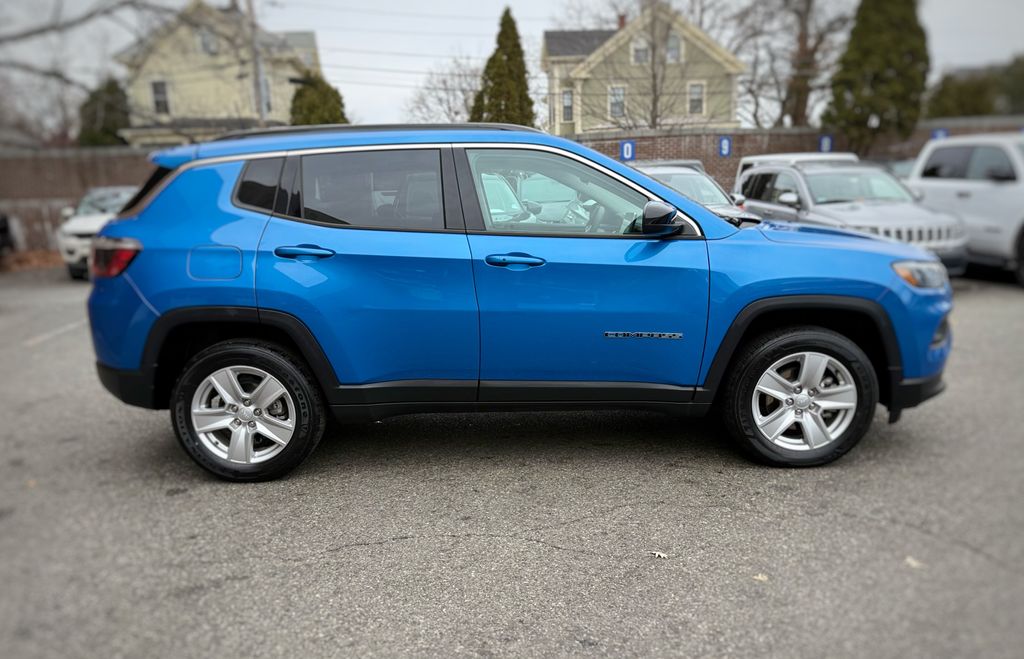 2022 Jeep Compass Latitude photo 3