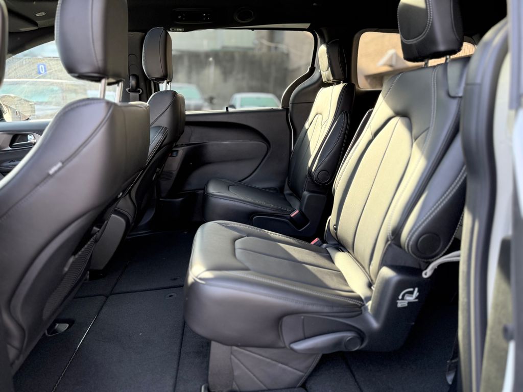 2026 Chrysler Pacifica Select - Photo 21