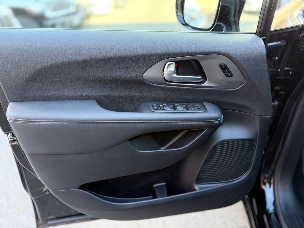 2026 Chrysler Pacifica Select - Photo 17