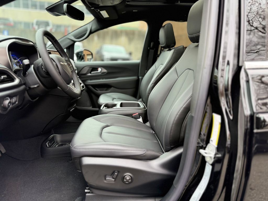 2026 Chrysler Pacifica Select - Photo 11