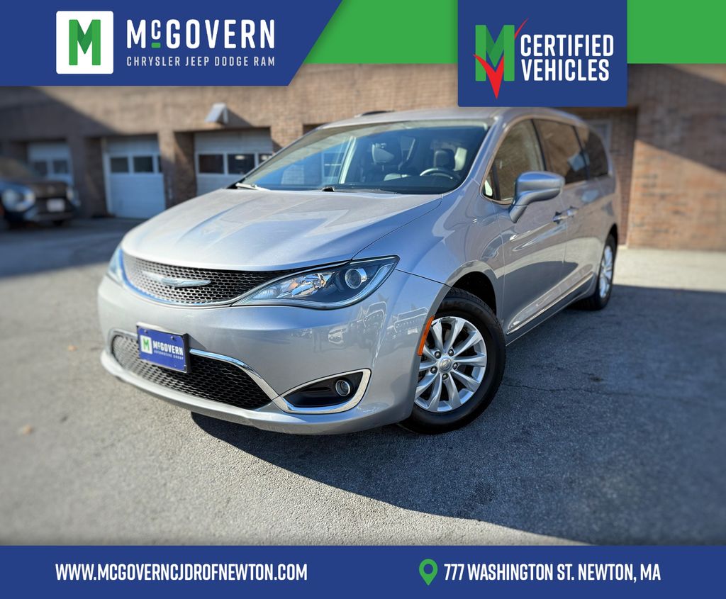 2017 Chrysler Pacifica Touring-L's photo