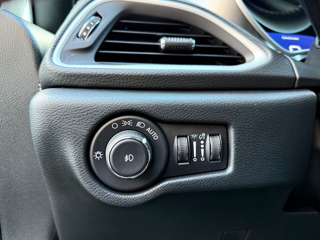2026 Chrysler Pacifica Select - Photo 22