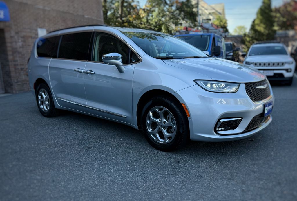 2022 Chrysler Pacifica Limited photo 2