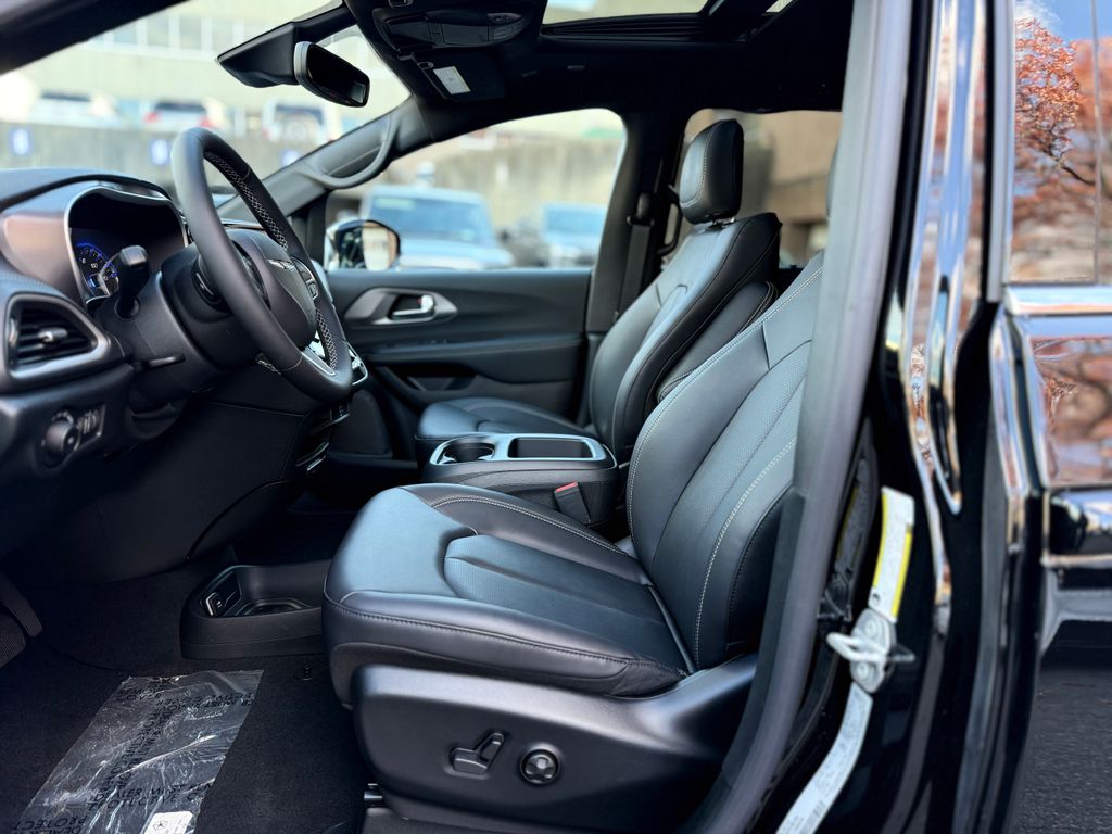 2026 Chrysler Pacifica Select - Photo 11