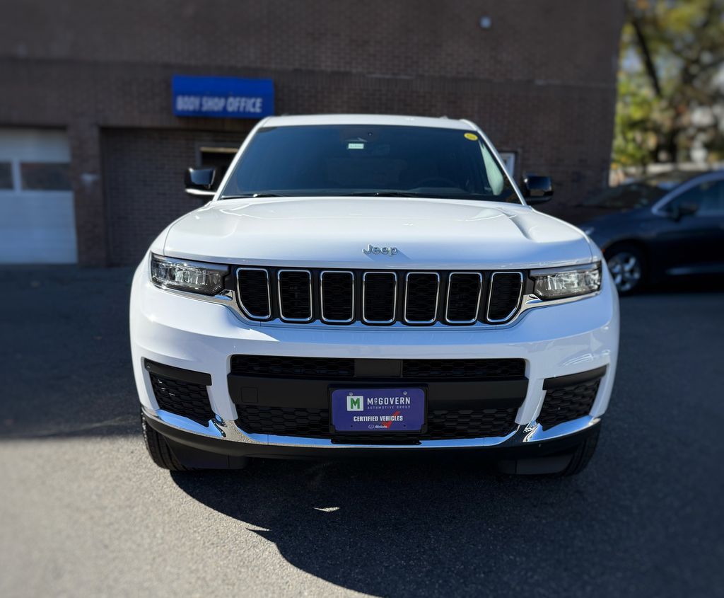 2025 Jeep Grand Cherokee Laredo photo 2