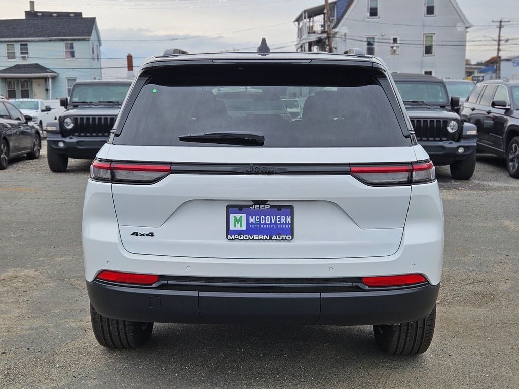 2025 Jeep Grand Cherokee Limited photo 4