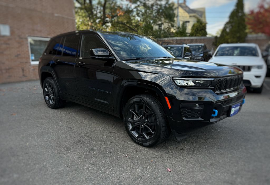 2025 Jeep Grand Cherokee 4xe Anniversary Edition photo 3