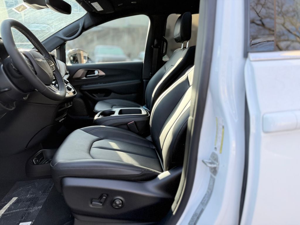 2026 Chrysler Pacifica Select - Photo 13