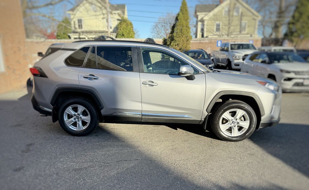 2021 Toyota RAV4 XLE photo 3