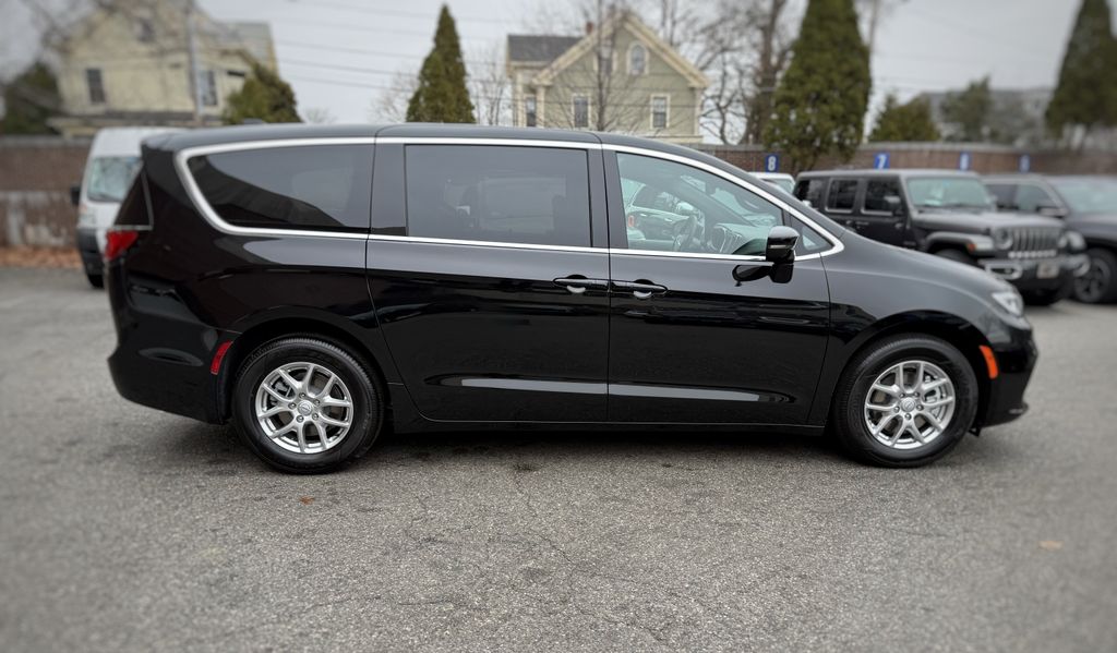 2026 Chrysler Pacifica photo 3