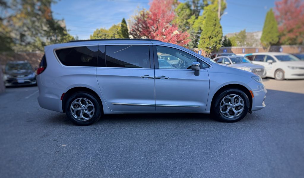 2022 Chrysler Pacifica Limited photo 3