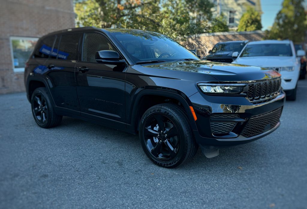 2024 Jeep Grand Cherokee Altitude photo 3