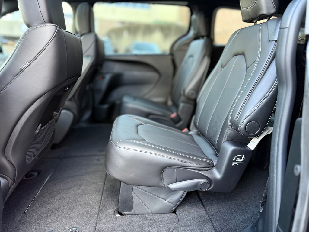 2026 Chrysler Pacifica Select - Photo 13