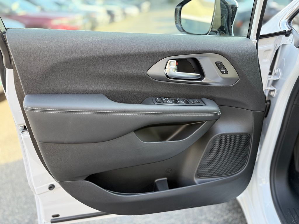 2026 Chrysler Pacifica Select - Photo 18