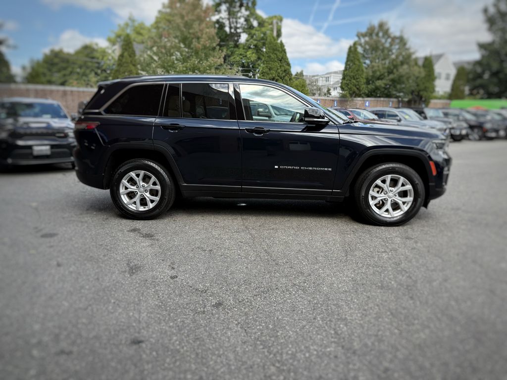 2024 Jeep Grand Cherokee Limited photo 3