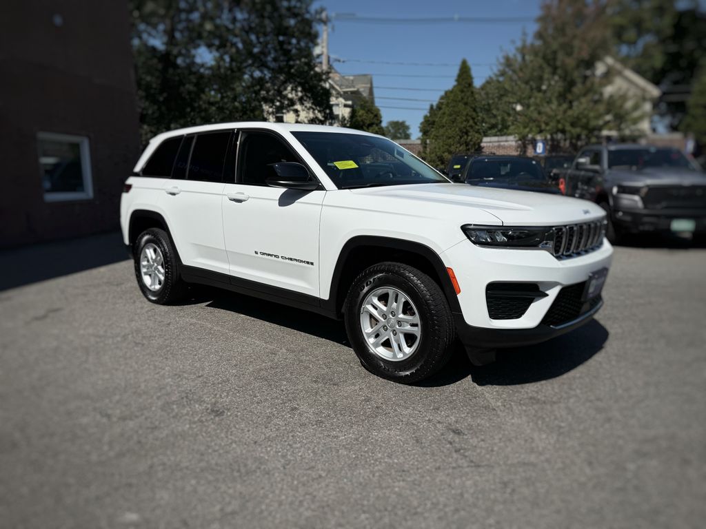 2023 Jeep Grand Cherokee Laredo photo 2