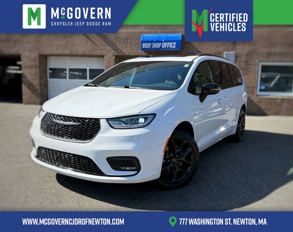 2024 Chrysler Pacifica Limited's photo