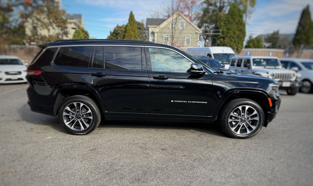 2025 Jeep Grand Cherokee Overland photo 3