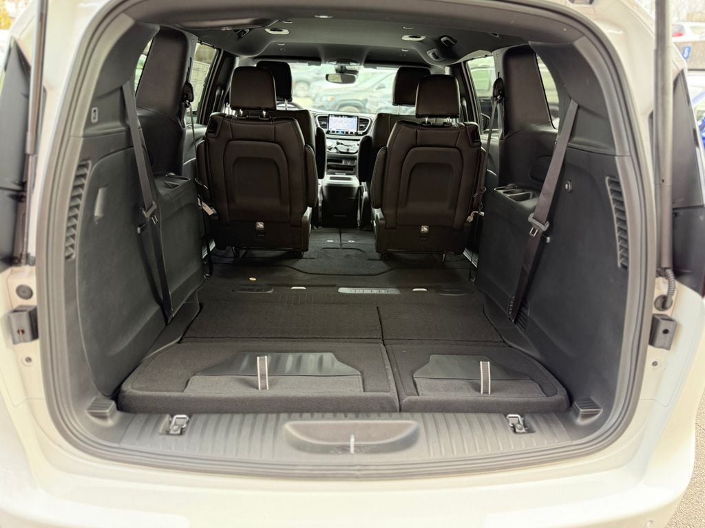 2026 Chrysler Pacifica Select - Photo 28