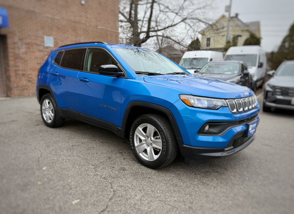 2022 Jeep Compass Latitude photo 2