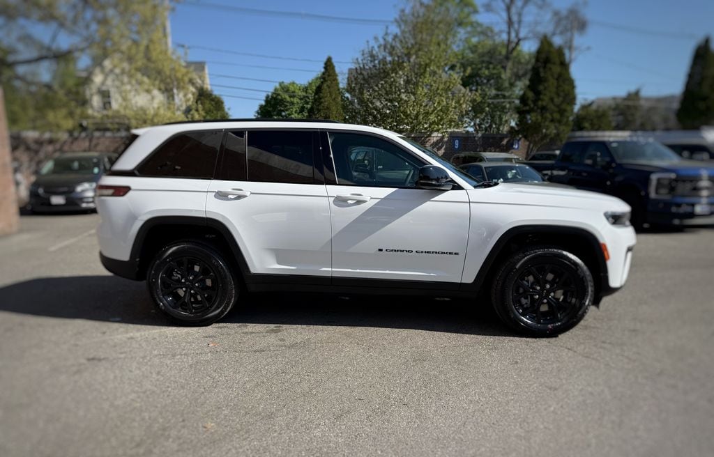 New 2026 Jeep Grand Cherokee Laredo Altitude Sport Utility