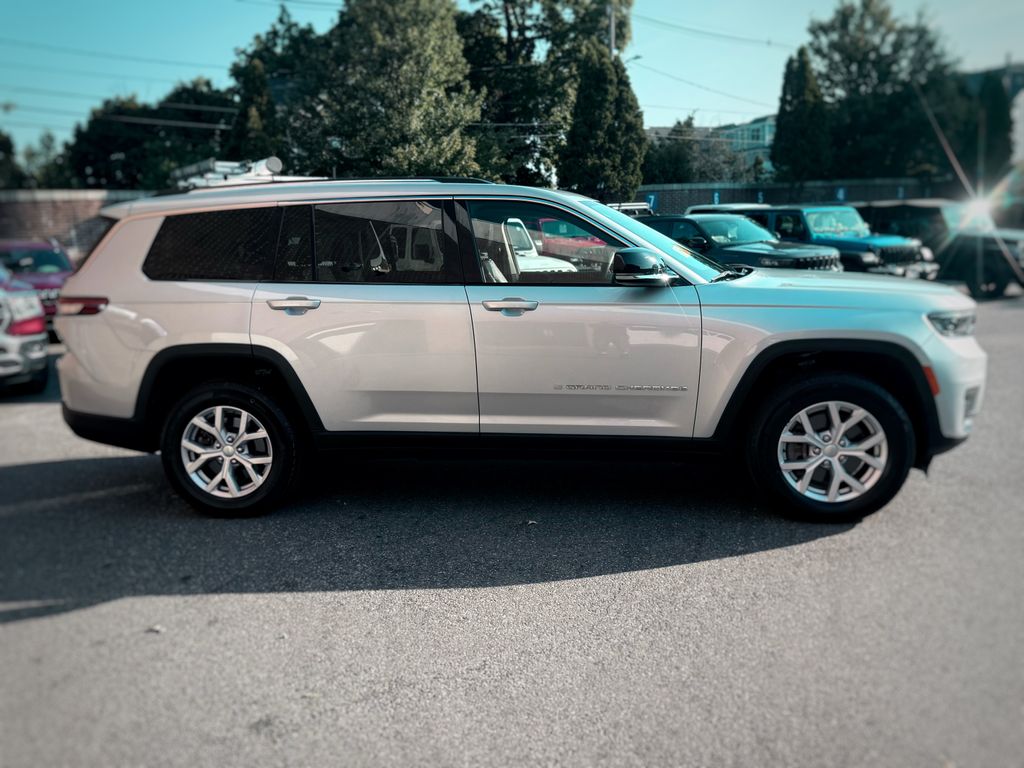 2022 Jeep Grand Cherokee Limited photo 2