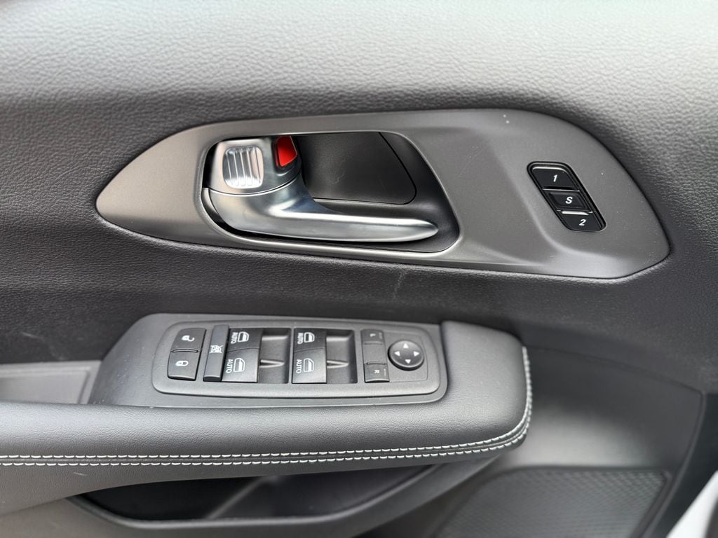 2026 Chrysler Pacifica Select - Photo 21