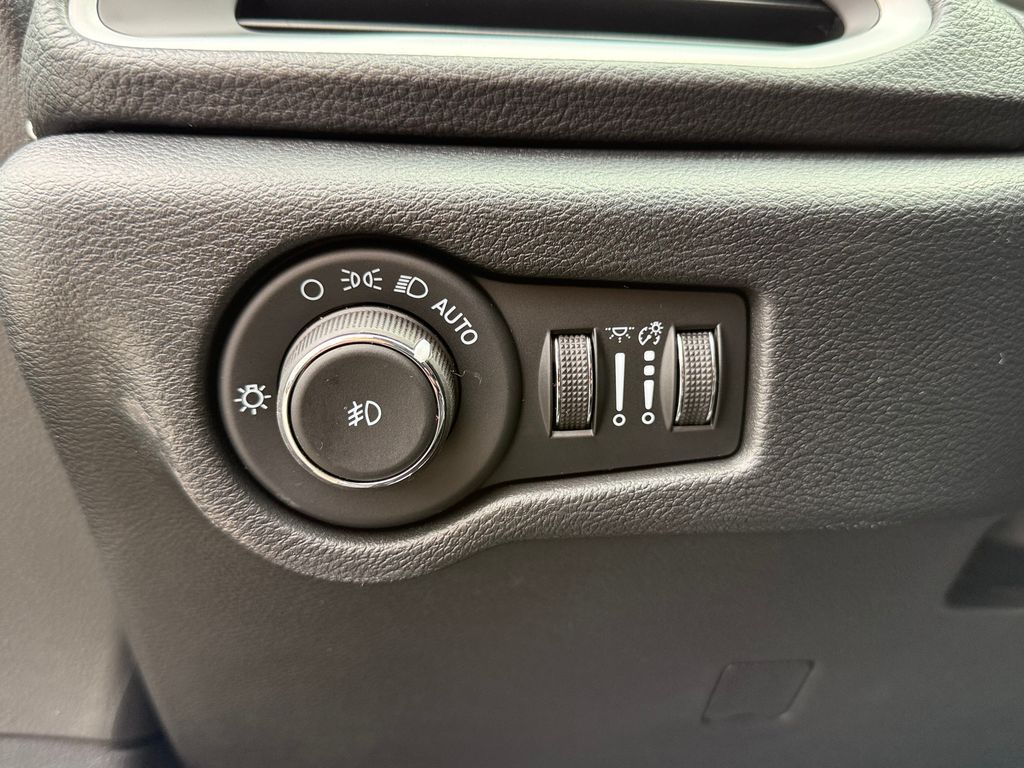 2026 Chrysler Pacifica Select - Photo 21