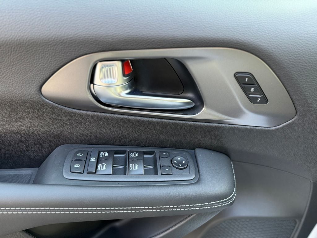 2026 Chrysler Pacifica Select - Photo 20