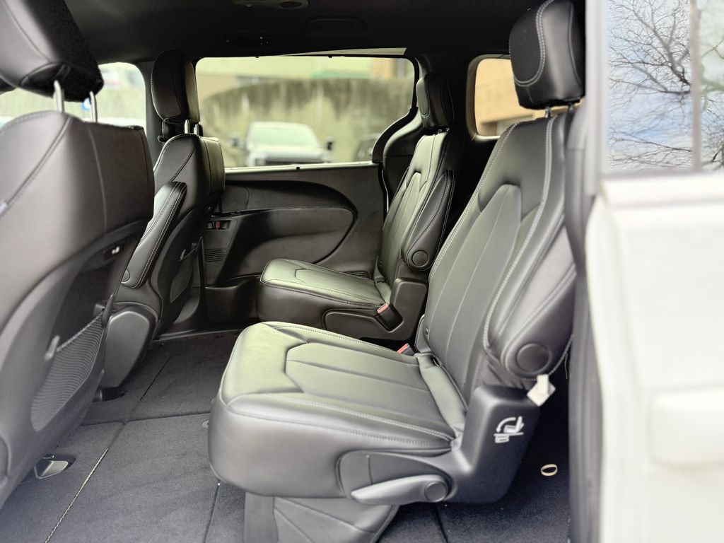 2026 Chrysler Pacifica Select - Photo 13