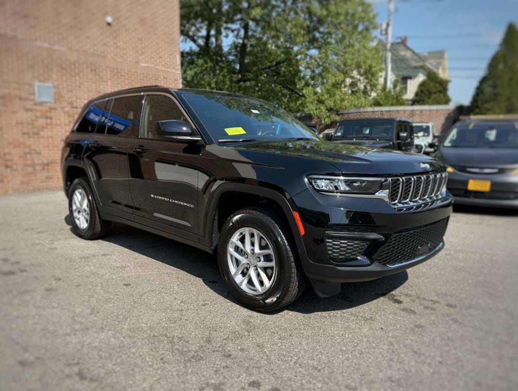 New 2026 Jeep Grand Cherokee Laredo Sport Utility