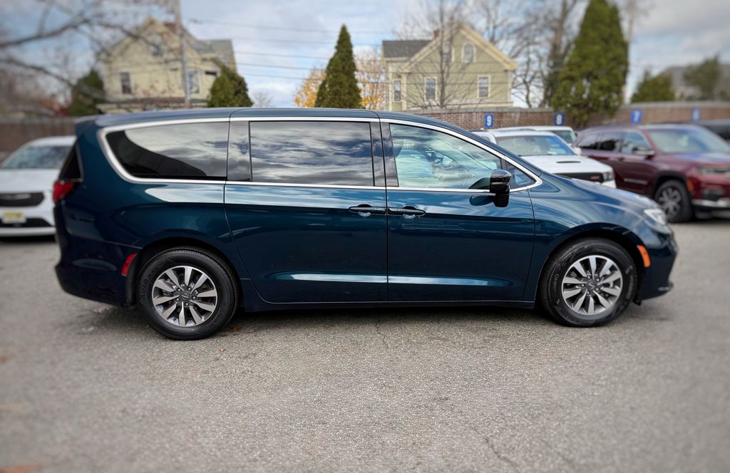 2024 Chrysler Pacifica Hybrid photo 2