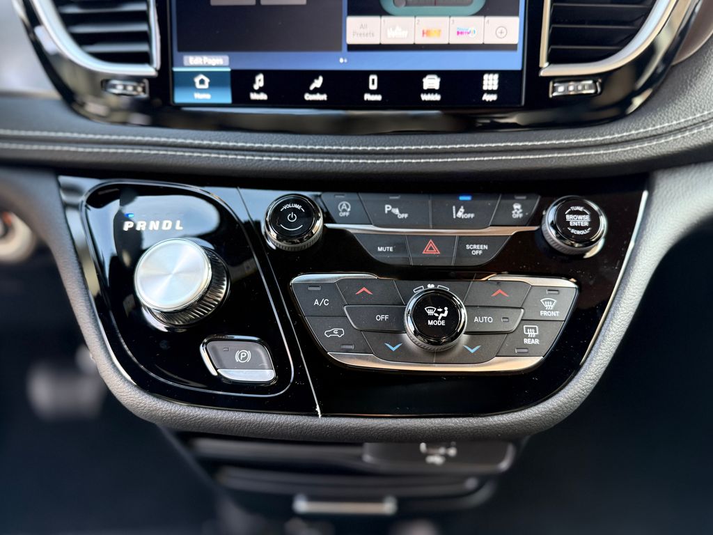 2026 Chrysler Pacifica Select - Photo 15