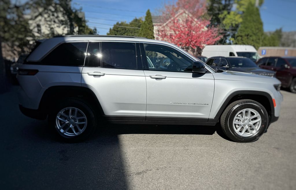 2025 Jeep Grand Cherokee Laredo X photo 4