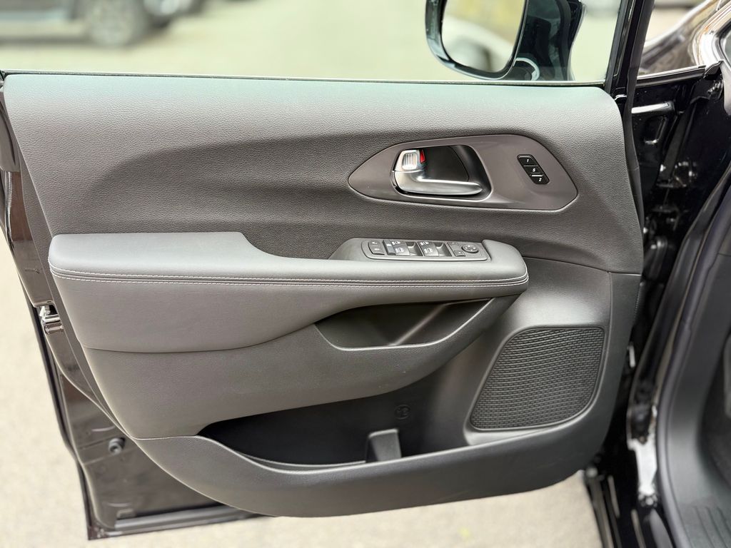 2026 Chrysler Pacifica Select - Photo 18