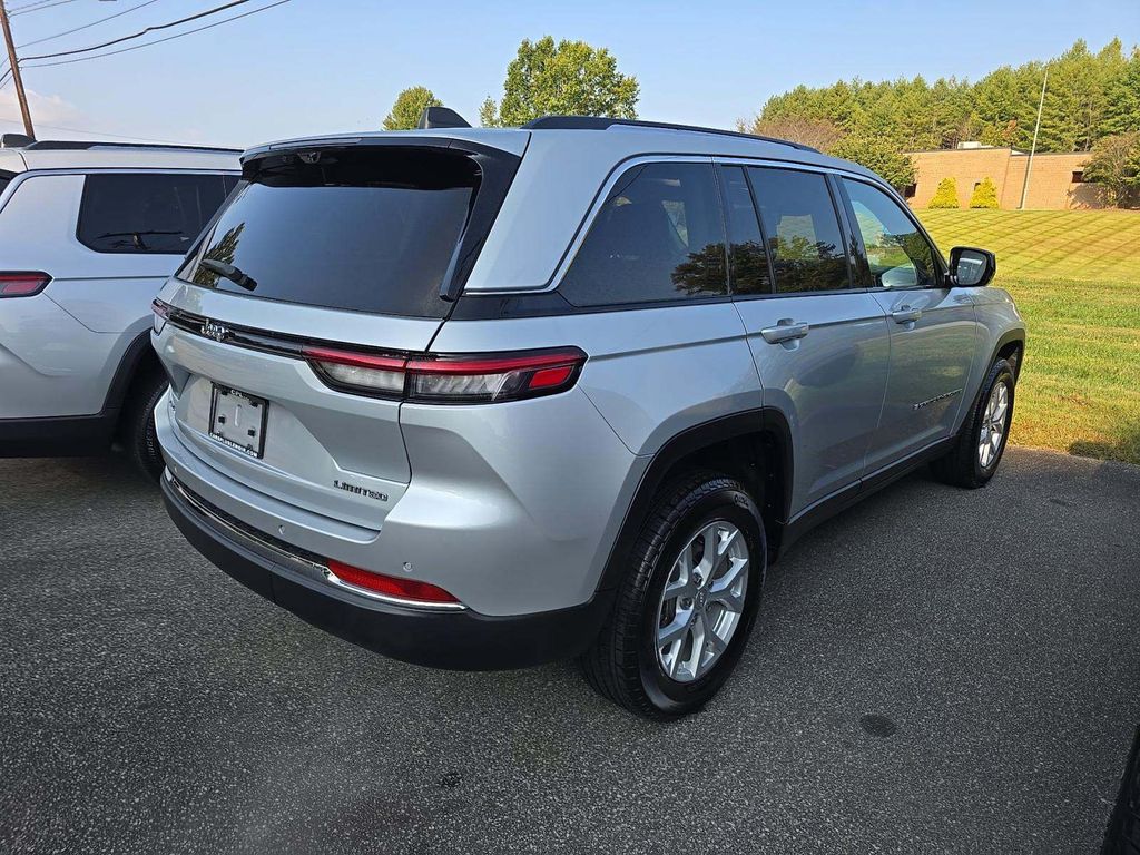 2024 Jeep Grand Cherokee Limited photo 2