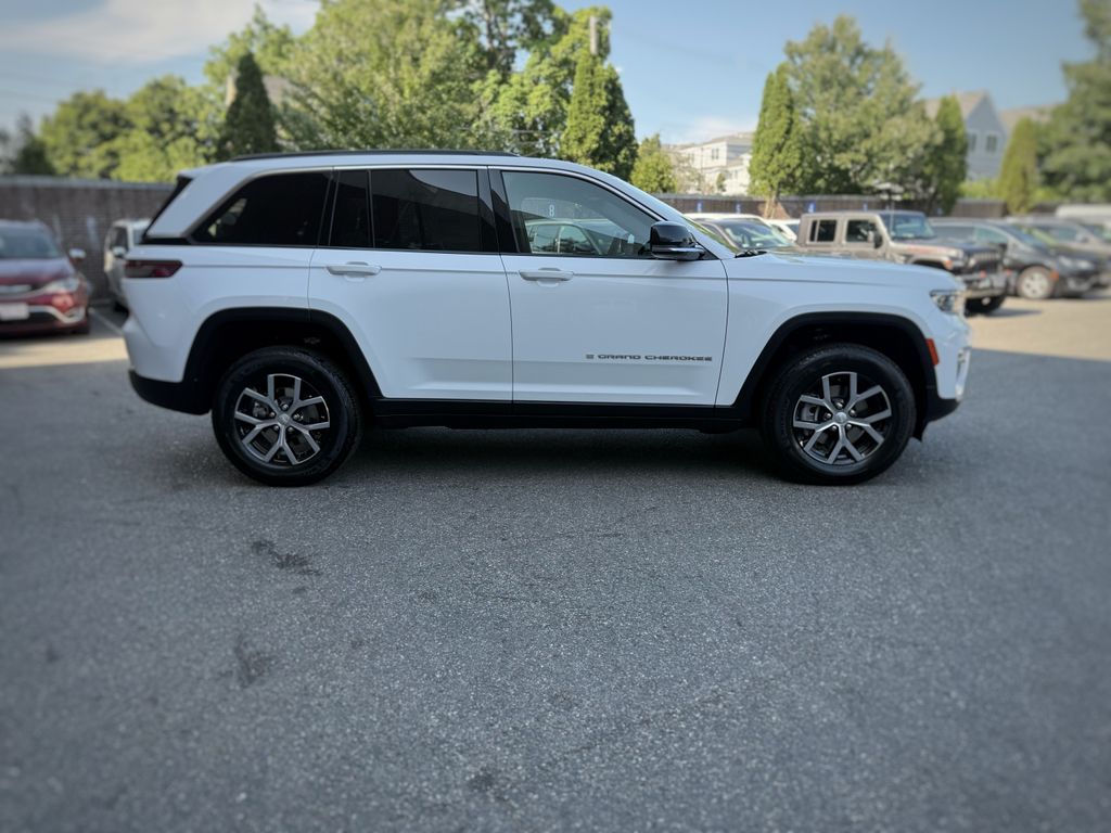 2025 Jeep Grand Cherokee Limited photo 3