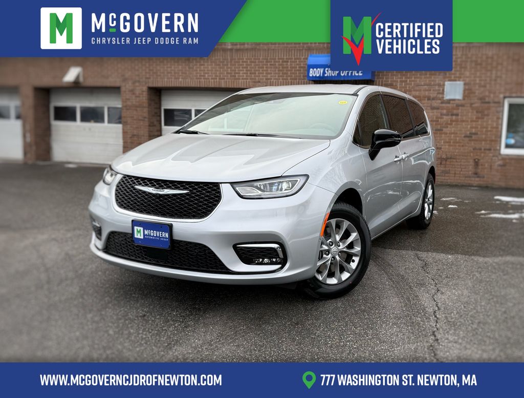 2026 Chrysler Pacifica Select's photo