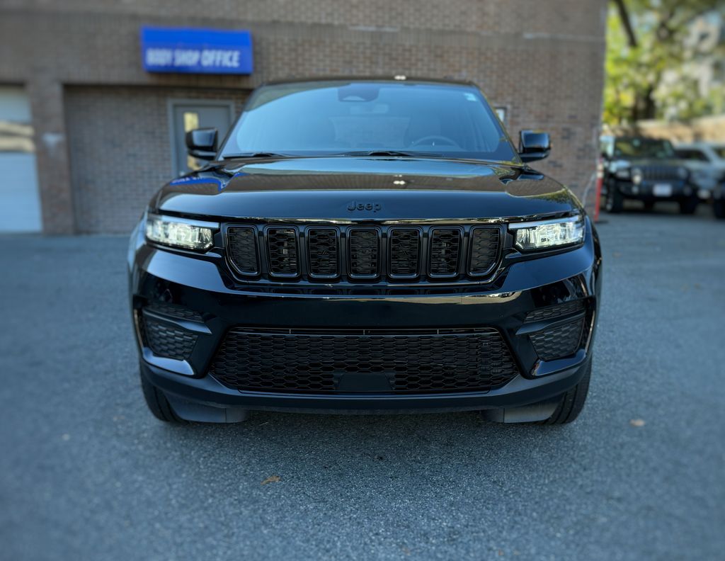 2024 Jeep Grand Cherokee Altitude photo 2