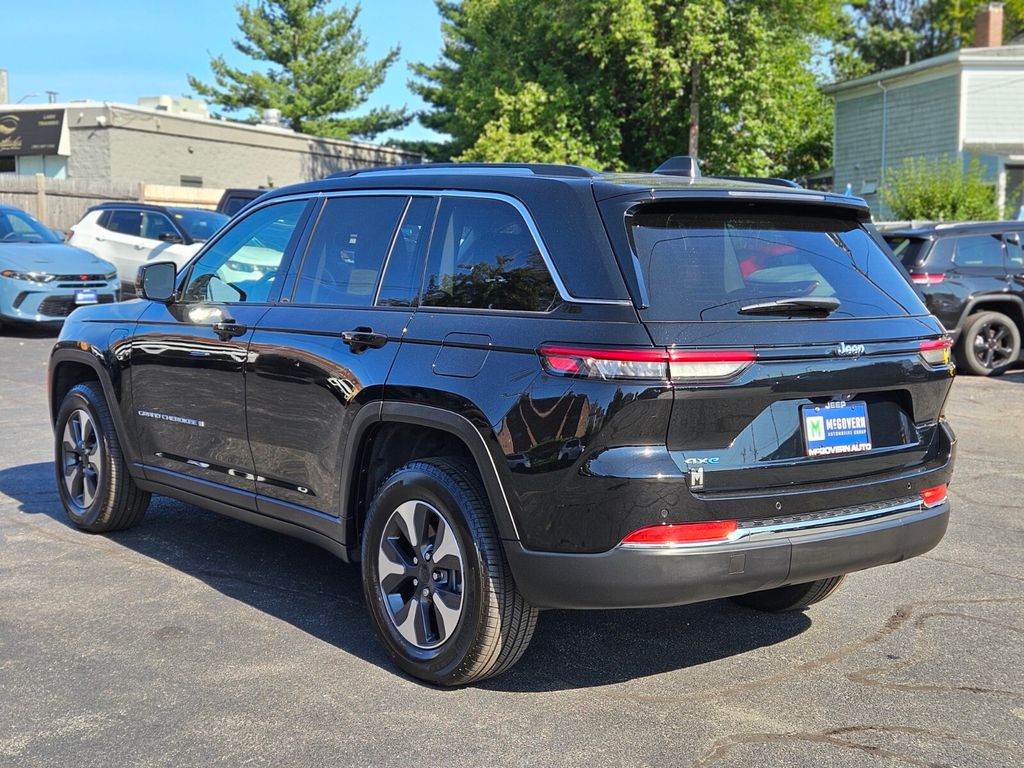 2023 Jeep Cherokee Base photo 2