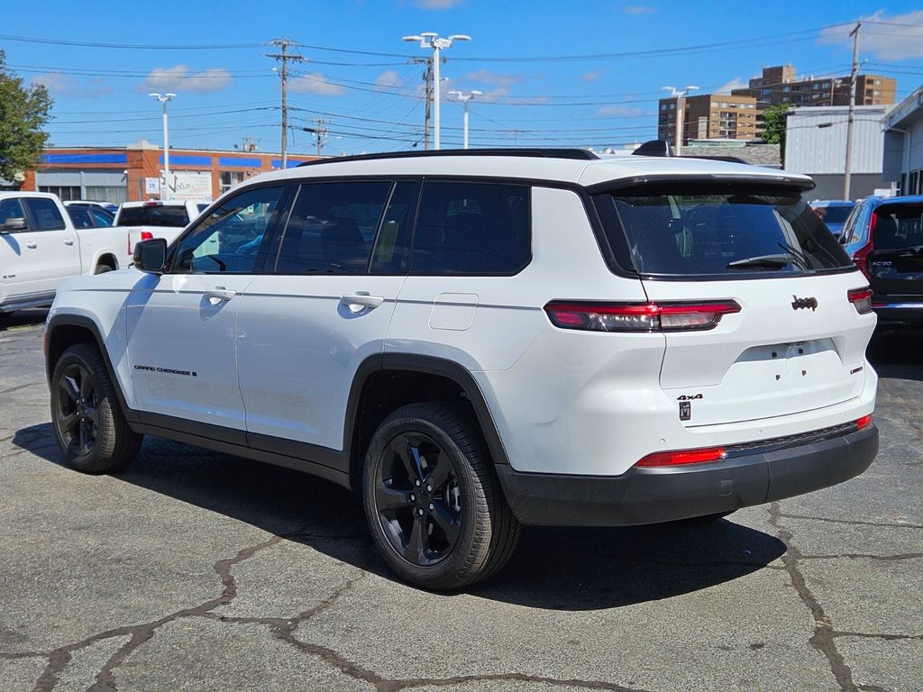 2025 Jeep Grand Cherokee Limited photo 3