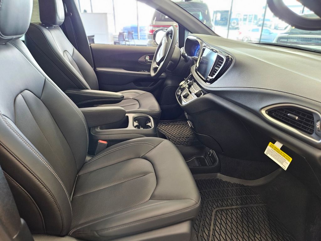 2025 Chrysler Pacifica Select - Photo 10