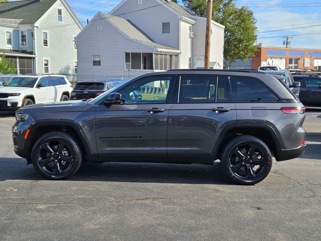 2023 Jeep Grand Cherokee Laredo photo 2