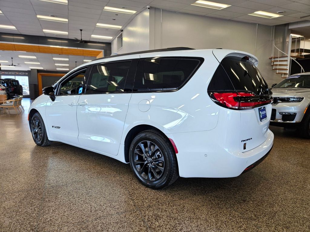 2025 Chrysler Pacifica photo 3
