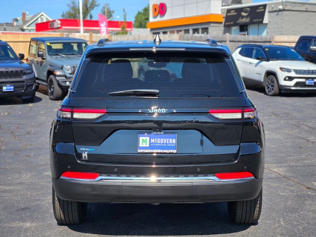 2023 Jeep Cherokee Base photo 3