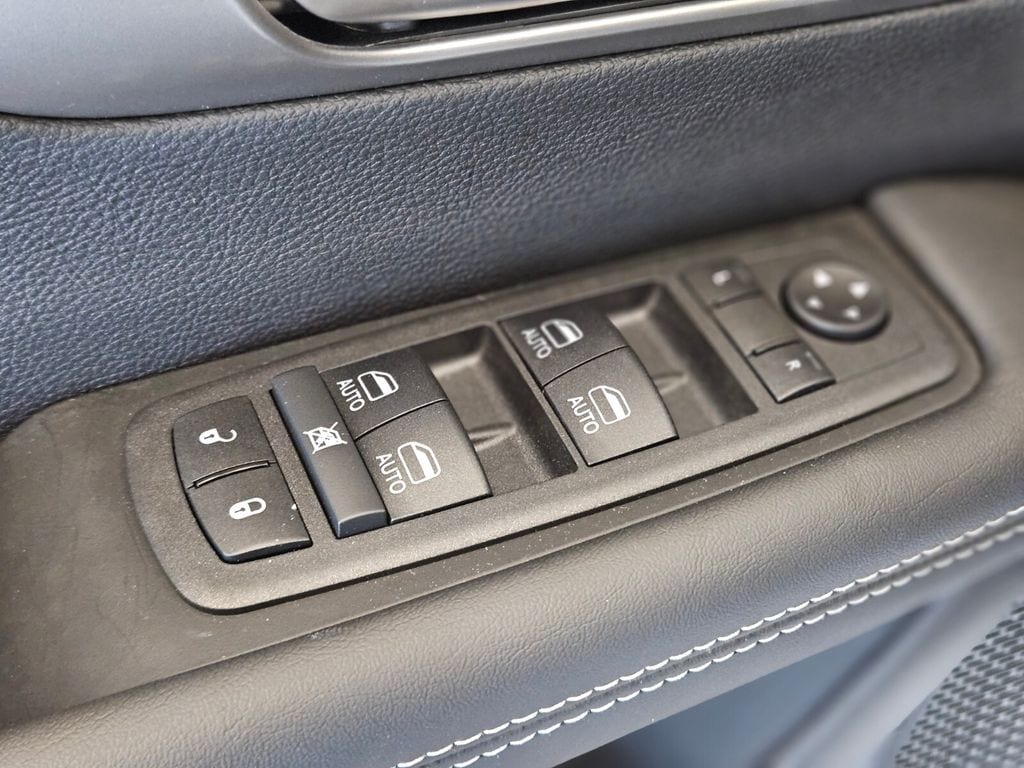 2025 Chrysler Pacifica Select - Photo 17