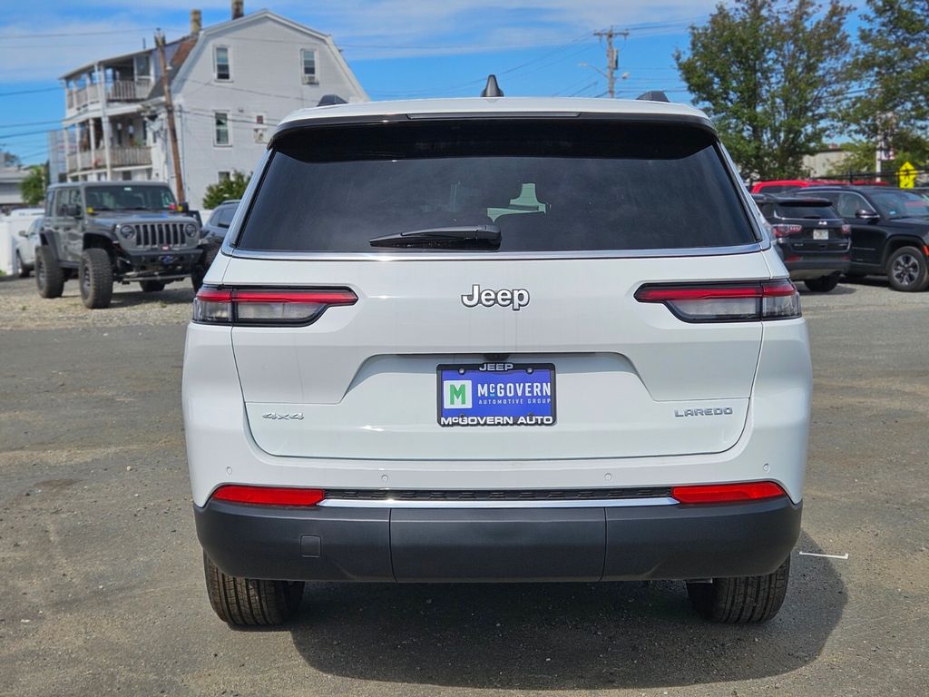 2025 Jeep Grand Cherokee Laredo photo 4
