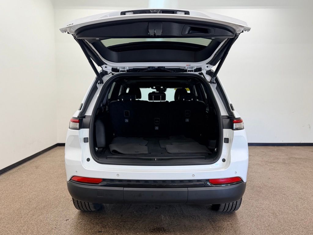 Used 2023 Jeep Grand Cherokee Laredo SUV