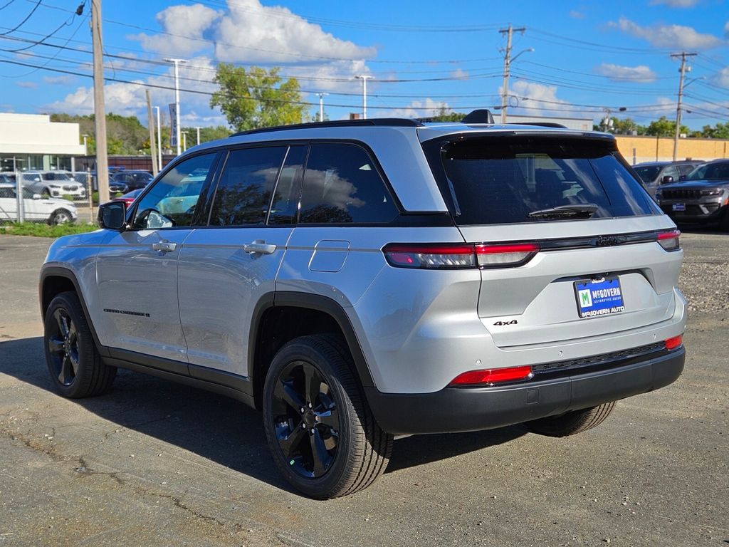 2025 Jeep Grand Cherokee Altitude X photo 2